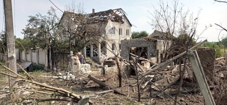 Evacuation d’une famille de Kharkiv