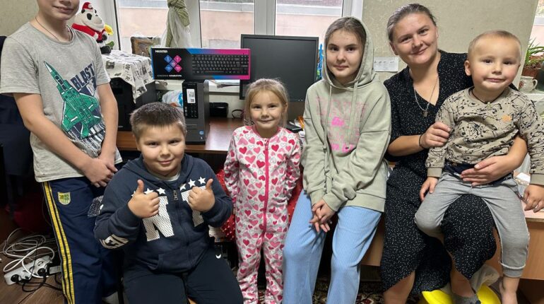 Distribution d’ordinateurs aux enfants de la région de Kharkiv