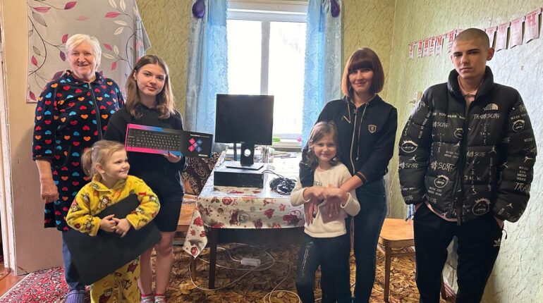 Nouvelle distribution d’ordinateurs aux enfants de l’Oblast de Kharkiv