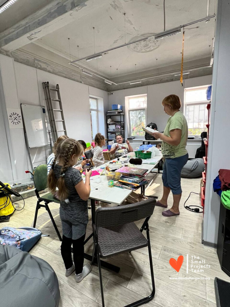 Installation d’une nouvelle bibliothèque pour enfants à Vysoky (oblast de Kharkiv)