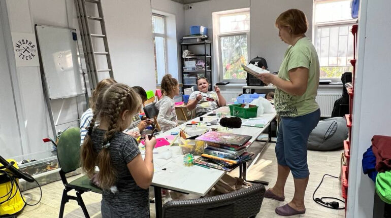 Installation d’une nouvelle bibliothèque pour enfants à Vysoky (oblast de Kharkiv)