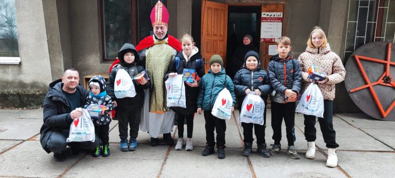 Des balluchons de Noël pour les enfants ukrainiens : un rayon de soleil au cœur de l’hiver et de la guerre