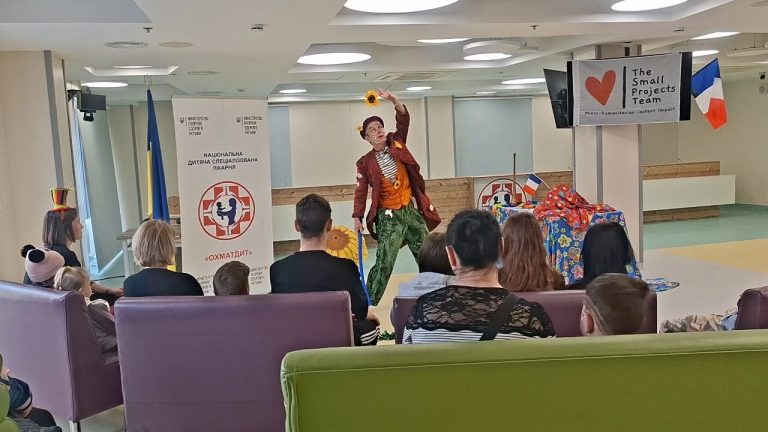 Des rires contre la maladie et la guerre : les spectacles de JyJou à Lviv et Kyiv