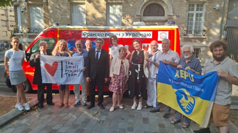 Виїзд карети швидкої допомоги з Парижа для участі в евакуації в Херсоні